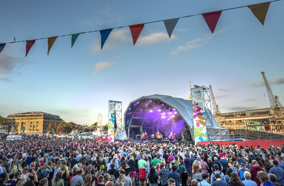 harbour-festival-2019-stage-bunting-across-crowd