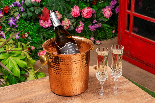 flight-club-bristol-bottle-of-prosecco-and-flutes-jubilee-events